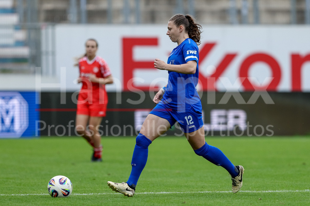Fussball, 2. Frauen-Bundesliga, SV Meppen - 1. FSV Mainz 05 | Sarah Hagg (SV Meppen, 12) am Ball, Einzelbild, Ganzkörper, Aktion, Action, Spielszene, DIE DFB-RICHTLINIEN UNTERSAGEN JEGLICHE NUTZUNG VON FOTOS ALS SEQUENZBILDER UND/ODER VIDEOÄHNLICHE FOTOSTRECKEN. DFB REGULATIONS PROHIBIT ANY USE OF PHOTOGRAPHS AS IMAGE SEQUENCES AND/OR QUASI-VIDEO.