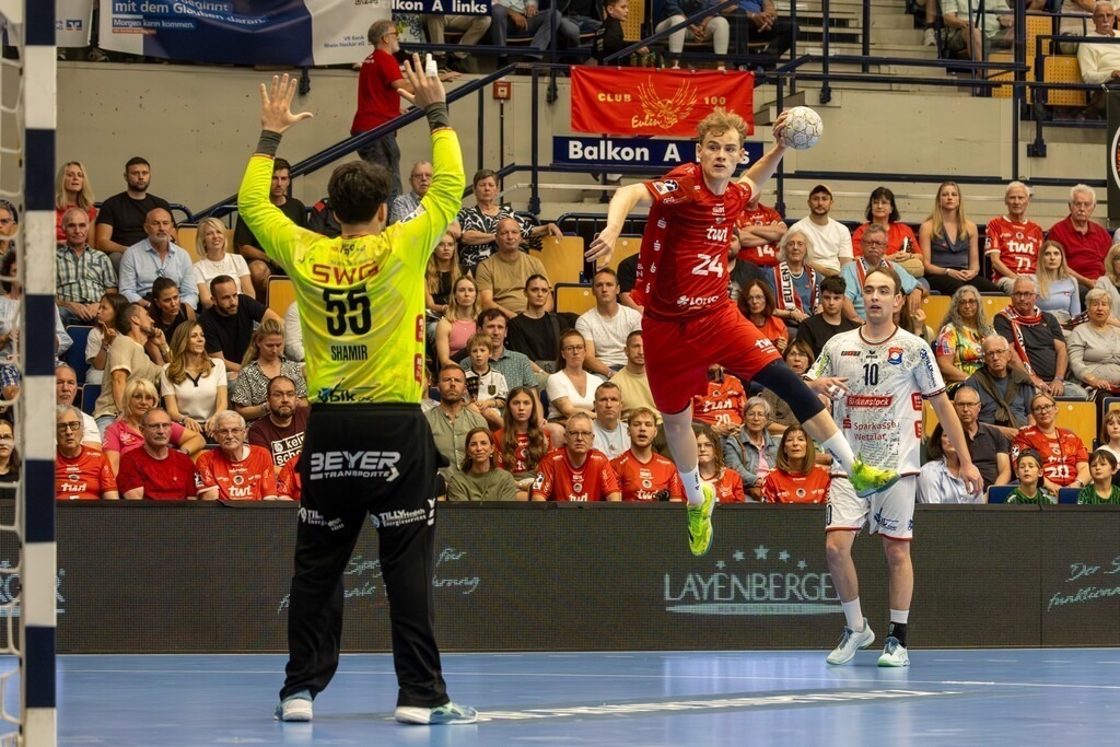 2. HBL (Handball-Bundesliga), Saison 2025/26, 34. Spieltag: Eulen Ludwigshafen gegen TV 05/07 Hüttenberg | 2. HBL (Handball-Bundesliga), Saison 2025/26, 34. Spieltag: Eulen Ludwigshafen gegen TV 05/07 Hüttenberg***Theo Straub (24, Ludwigshafen) überwindet Torwart Yahav Shamir (55, Hüttenberg) - Realisiert mit Pictrs.com