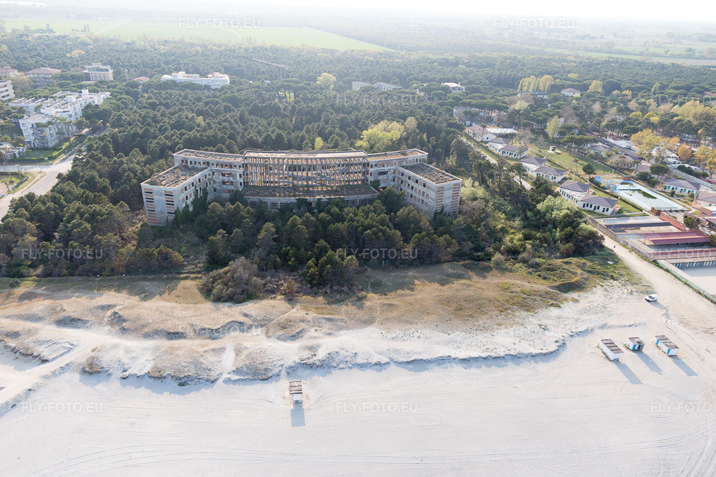Vue aérienne: Ancien camp de loisirs fasciste pour enfants, Colonia Varese, sur la côte adriatique à Milano Marittima en Émilie-Romagne à Cervia dans le département Ravenna, Italie – .Photo: IMG_098469.jpg prise le 05/04/2017 par Werner Riehm/FLY-FOTO.eu – Résolution de l'original: 5472 x 3648 px