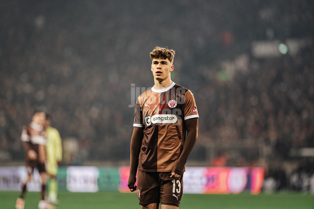 Fußball | Männer | Saison 2024/2025  | Fußball-Bundesliga | 26. Spieltag | FC St. Pauli vs. TSG Hoffenheim | 14.03.2025 | Noah Weißhaupt (#13, FC St. Pauli)