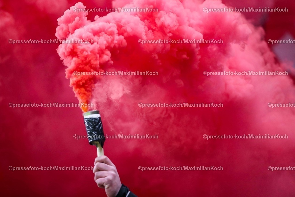 DFB05022502220 | 05.02.2025, Fußball, DFB-Pokal Viertelfinale, Bayer 04 Leverkusen - 1.FC Köln, BayArena, Saison 2024 2025: Ultras in der Nordkurve zünden bei ihrer Choreografie Choreo Pyrotechnik rauchtopf Rauchtöpfe NebelwerferDFB regulations prohibit any use of photographs as image sequences and or quasi-video.