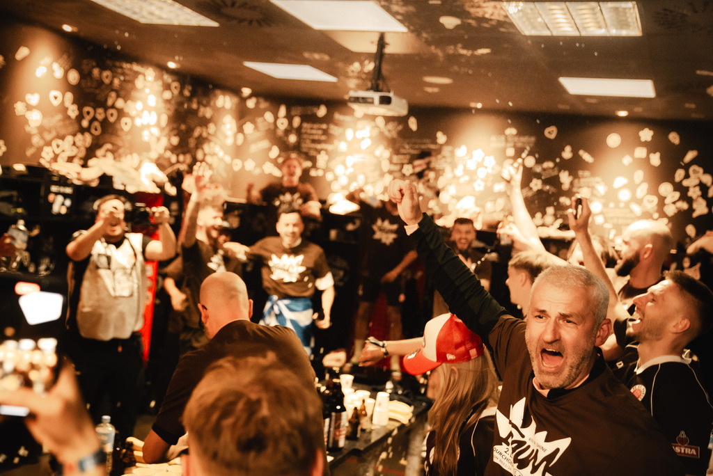 DSC03093 | Der offizielle Shop für FC St. Pauli Fotos. Wähle aus Spielszenen & Fanmomenten dein FCSP Wunschformat. Wir liefern Millerntor-Atmosphäre.