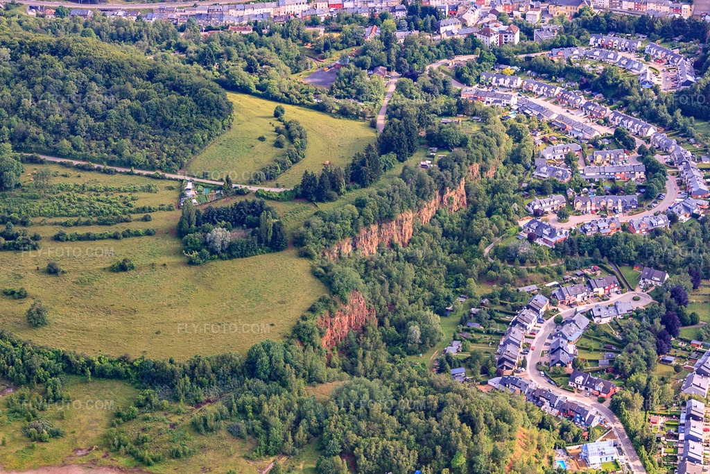 Aerial view: Rock walls above Cité Hierzesprong and Cité Kiirchbierg in Rümelingen in the state Esch an der Alzette, Luxembourg. – Photo: IMG_50563.jpg taken on 06/23/2012 by Werner Riehm/FLY-FOTO.com – Resolution of the original: 4752 x 3168 px