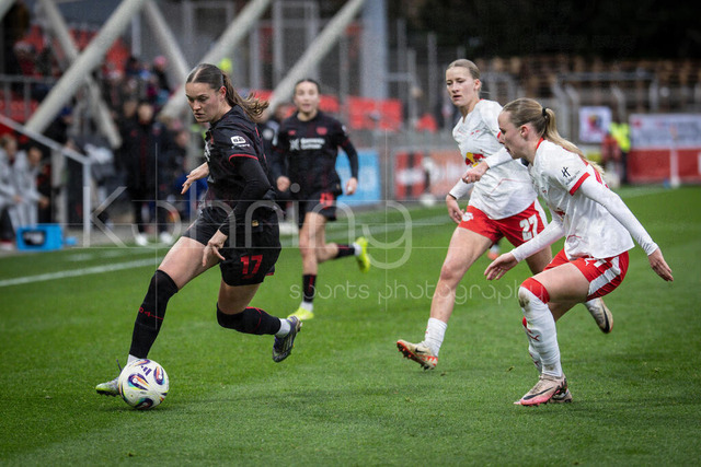 Frauen Fußball-Bundesliga; Bayer 04 Leverkusen - RB Leipzig, 06.12.2025 | Valentina Mädl (Bayer 04 Leverkusen, 17), Marlene Müller (RB Leipzig, 27) an der Aussenlinie; Bayer 04 Leverkusen - RB Leipzig an Spieltag 12 der Google Pixel Frauen-Bundesliga am 06.12.2025 im Ulrich-Haberland-Stadion in Leverkusen (Nordrhein-Westfalen). DFL REGULATIONS PROHIBIT ANY USE OF PHOTOGRAPHS AS IMAGE SEQUENCES AND/OR QUASI-VIDEO.