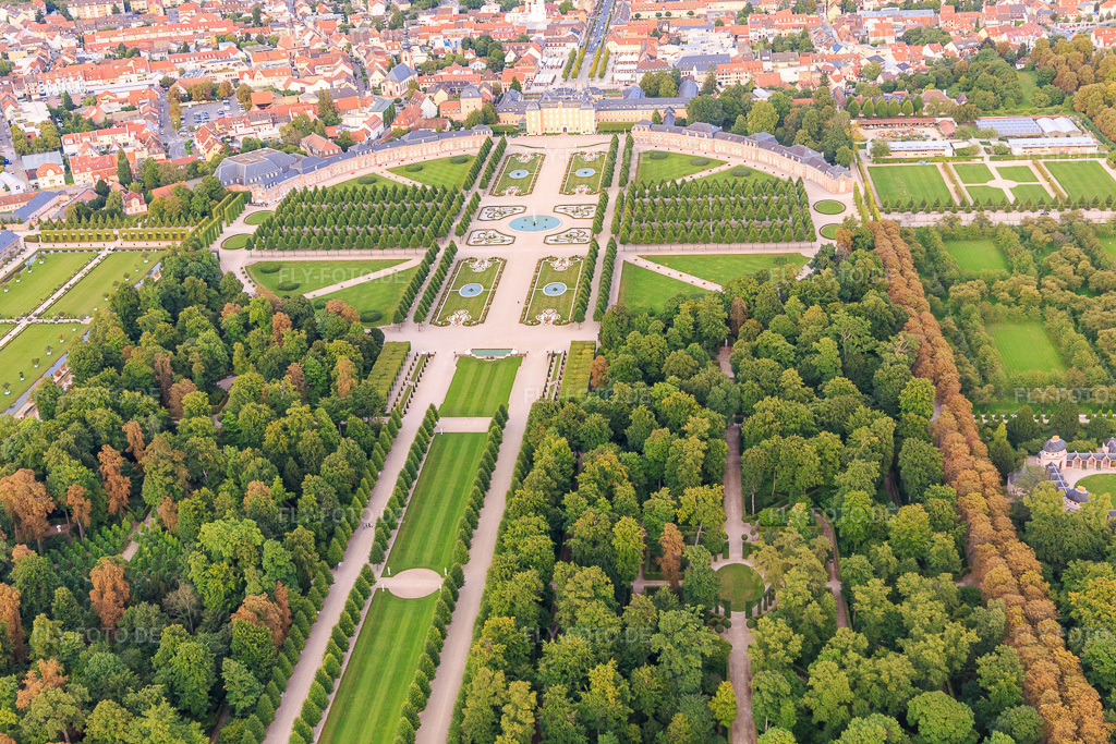 Luftbild: Arionbrunnen im Zentrum des Schwetzinger Schlossgarten und Hirschgruppe - Skulpturen mit Brunnen in Schwetzingen im Bundesland Baden-Württemberg in Deutschland. Foto: IMG_102597.jpg vom 24.08.2017 durch Werner Riehm/FLY-FOTO.deGartenmoschee
