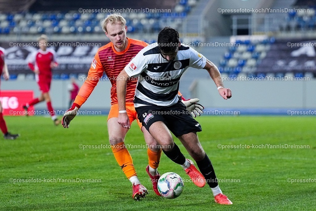 xYDRx06112501044 | 06.11.2025, xydrx, Fußball, Oberliga Westfalen, SG Wattenscheid 09 - FC Eintracht Rheine, Saison 2025 2026, Lohrheidestadion: Matthias Braeuer (FC Eintracht Rheine #33) Serhat Kacmaz (SG Wattenscheid 09 #4)
