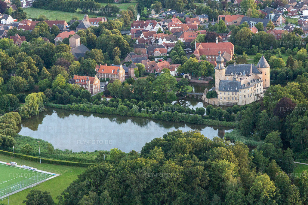 Jugendburg Gemen | Luftbild: Jugendburg Gemen im Ortsteil Gemen in Borken im Bundesland Nordrhein-Westfalen in Deutschland. Foto: IMG_008060.jpg vom 12.07.2020 durch Werner Riehm/FLY-FOTO.de - Realisiert mit Pictrs.com