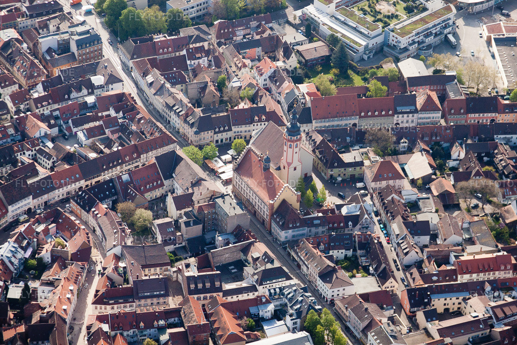 Luftbild: Durlach, Stadtkirche im Ortsteil Durlach in Karlsruhe im Bundesland Baden-Württemberg in Deutschland. Foto: IMG_26060.jpg vom 23.04.2010 durch Werner Riehm/FLY-FOTO.de