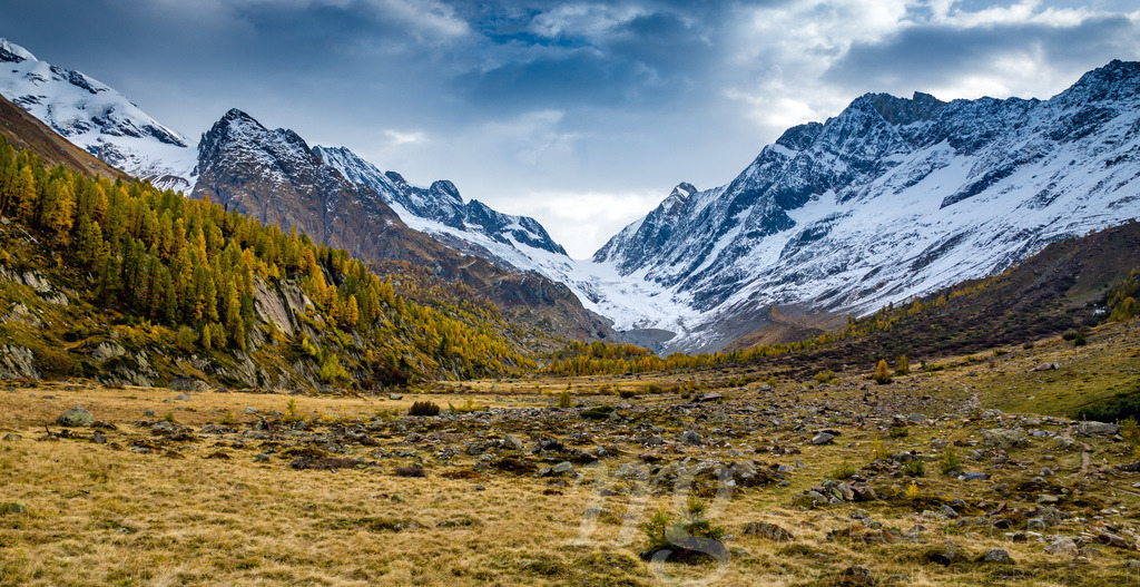 Lötschental Valley with Langgletscher in Autumn | Die ideale Geschenkidee für Naturliebhaber. Naturbilder von Marcel Gross Photography für ihr Zuhause in den verschiedensten Formaten und Materialien. - Realisiert mit Pictrs.com