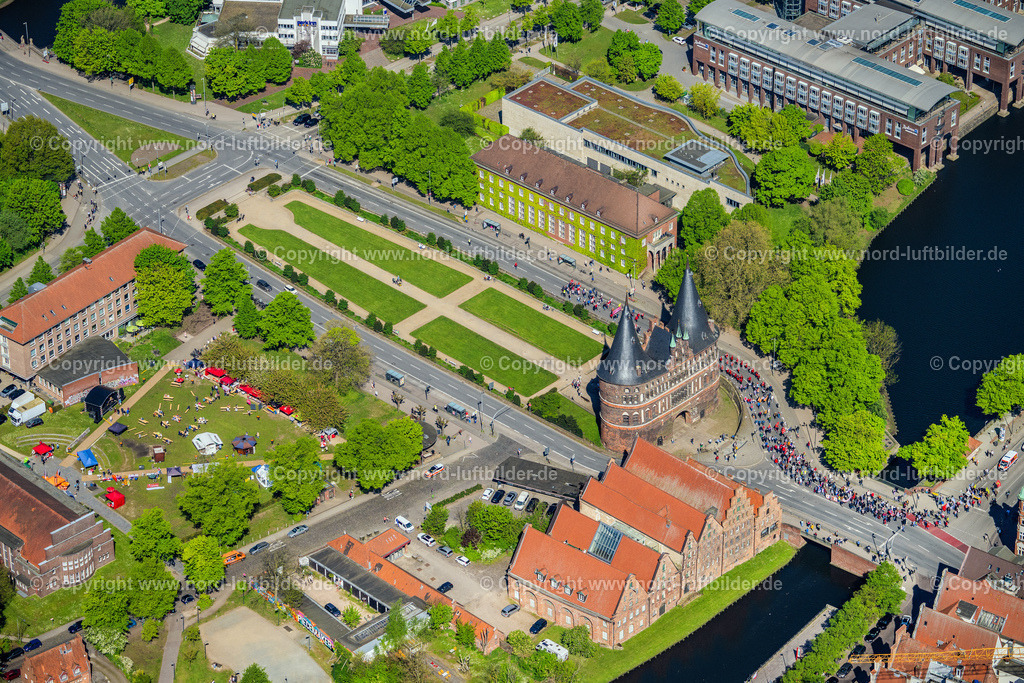 Lübeck_Holstentor_ELS_9844010524 | LüBECK 01.05.2024 Blick auf das Holstentor in der Innenstadt des Altstadt - Zentrums zwischen den Uferbereichen des Stadtgraben und der Trave am Holstentorplatz in Lübeck im Bundesland Schleswig-Holstein. Weiterführende Informationen bei: Hansestadt LÜBECK,  Holstentor-Gemeinschaftsschule Lübeck  der Hansestadt Lübeck,  Lübecker Nachrichten GmbH. // Holsten Gate in the city center of the old town - center of Luebeck in Schleswig-Holstein. Further information at: Hansestadt LUeBECK,  Holstentor-Gemeinschaftsschule Luebeck  der Hansestadt Luebeck,  Luebecker Nachrichten GmbH. Foto: Martin Elsen