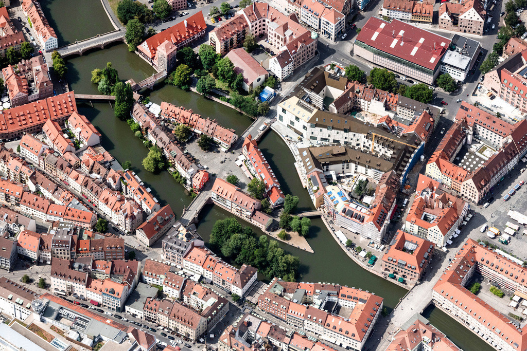 dr__0056935.jpg | NüRNBERG 13.07.2020 Insel am Ufer des Flußverlaufes der Pegnitz in Nürnberg im Bundesland Bayern, Deutschland. // Island on the banks of the river course of Pegnitz in Nuremberg in the state Bavaria, Germany. Foto: Daniel Reiter