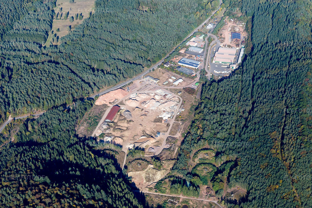 Luftbild: Gewerbegebiet und Firmenansiedlung mit Deufol Industrie-Service GmbH im Ortsteil Industriestraße in Hinterweidenthal im Bundesland Rheinland-Pfalz in Deutschland. Foto: IMG_095220.jpg vom 16.10.2016 durch Werner Riehm/FLY-FOTO.de