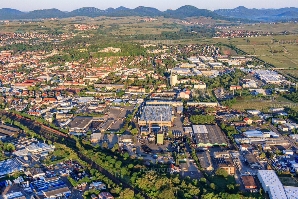 Luftbild: Michelin Geschäftstelle und Kurz Karkassenhandel GmbH in Landau in der Pfalz im Bundesland Rheinland-Pfalz in Deutschland. Foto: IMG_64600.jpg vom 04.05.2014 durch Werner Riehm/FLY-FOTO.deAuflösung des Originals: 4752 x 3168 pxWWW.MICHELIN.DE