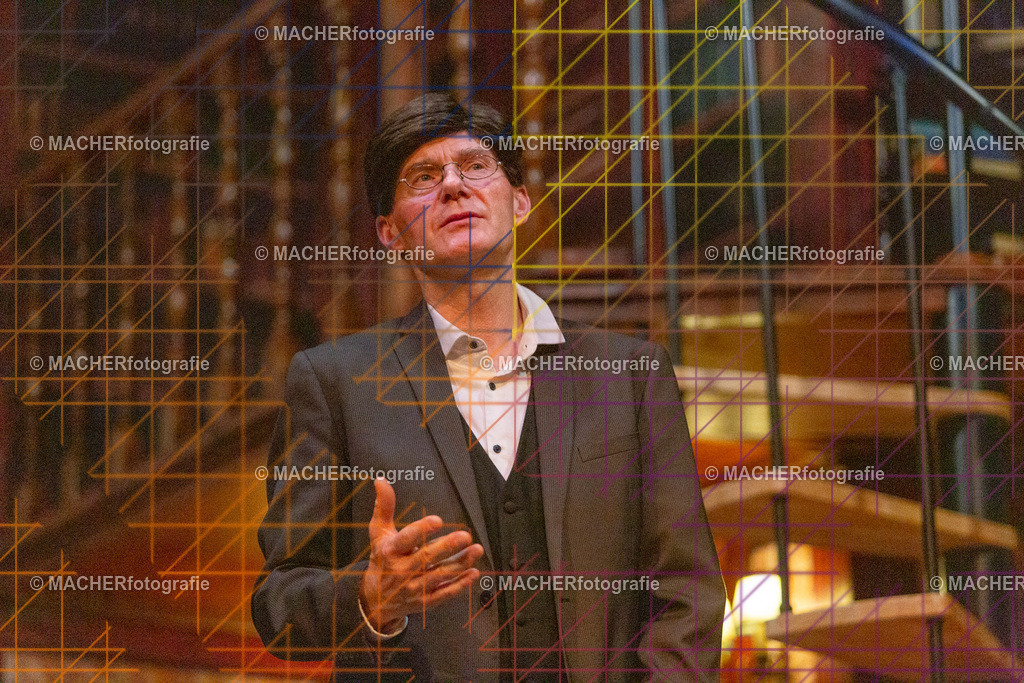 406_MFL-2025 | Portraitbilder von Regisseur; Darsteller; Techniker; Maske; Kostüme; Chor; Musiker; Bilderserie der Generalprobe und der Premierenvorstellung, Szenenbilder; Ausdrucksstudien; Bühnenüberblick; Bühnenkulissen; Pressefotos inkl. Redaktionsfoto Darstellergruppe.