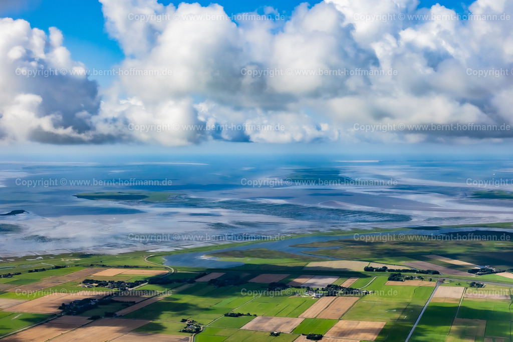 PLB_NF_Rm-Ockholm_7162_90x60 | LUFTBILD. Nordfriesland bei Ockholm südlich Schlüttsiel. __ Wolkenhimmel über dem Wattenmeer mit Inseln und Halligen - vor dem nordfriesischen Festland im Raum Ockholm. - Realisiert mit Pictrs.com