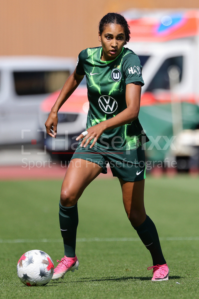 Fussball, Testspiel Frauen, SV Werder Bremen - VfL Wolfsburg | Cora Zicai (VfL Wolfsburg, 28) am Ball, Freisteller, Einzelbild, Ganzkörper, Aktion, Action, Spielszene