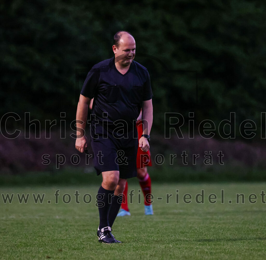 2023-08-01_017_FC_Finsing_gegen_SpVgg_Altenerding | Finsing, Deutschland, 01.08.2023:
Fußball, TOTO Pokal 2023 / 2024, 1. Spieltag, FC Finsing gegen SpVgg Altenerding, Endergebnis: 0:5

Schiedsrichter Florian Felkel

Foto: Christian Riedel / fotografie-riedel.net
