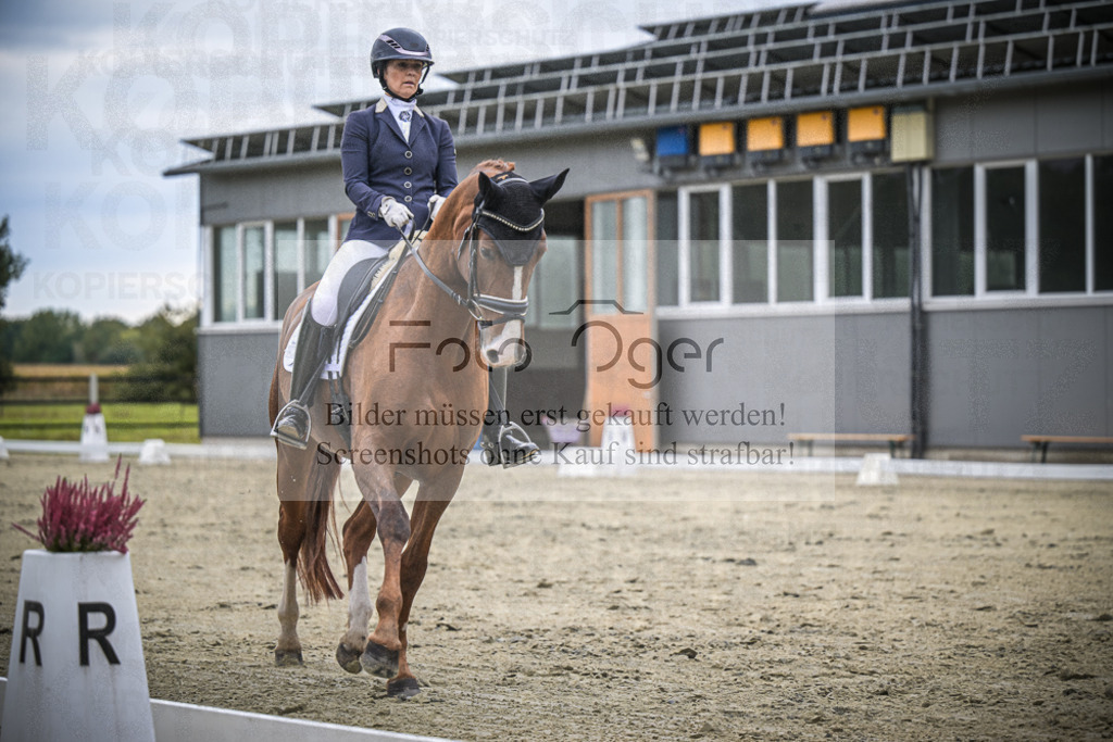 DOS_1553 | Entdecke hochwertige Reitturnierfotos von Foto Oger. Professionell, emotional und authentisch – jetzt Lieblingsmomente im Shop bestellen.Deutschlandweite Turnierfotografie. - Realisiert mit Pictrs.com
