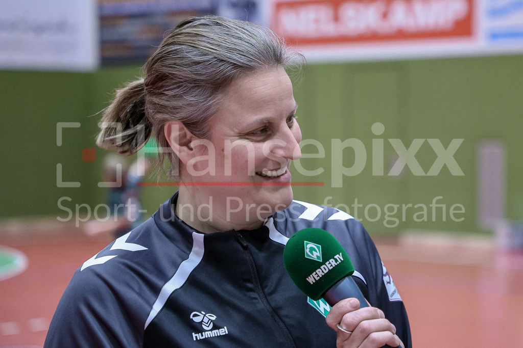 Handball, 2. Bundesliga Frauen, SV Werder Bremen - Bayer 04 Leverkusen | Renee Verschuren (Trainerin, Cheftrainerin, SV Werder Bremen) während der Pressekonferenz nach dem Spiel, Portrait, Nahaufnahme, Einzelfoto, Einzelbild