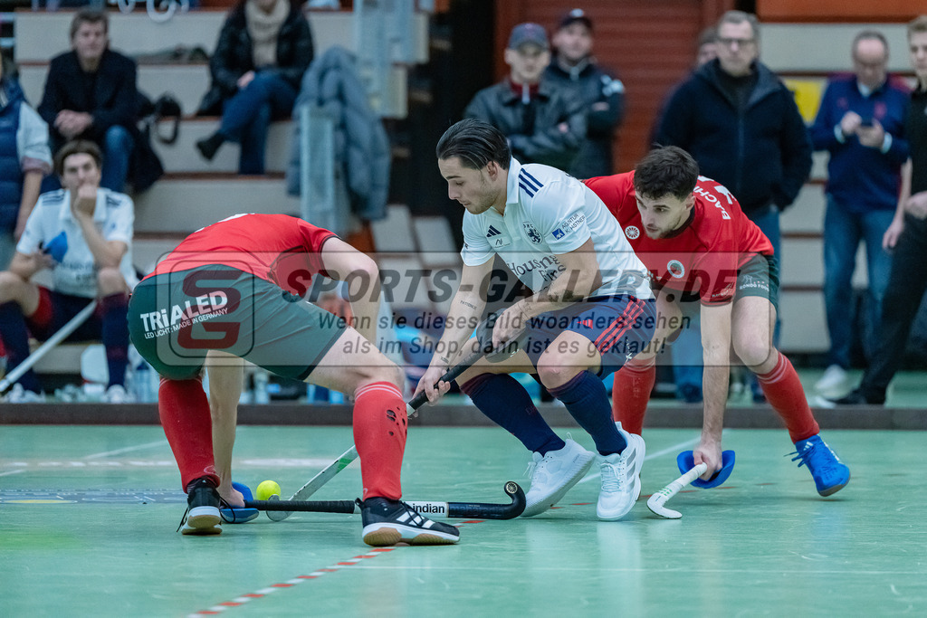 HK_20231217_107608 | 1. Bundesliga Herren Crefelder HC - Düsseldorfer HC  am 17.12.2023 Sporthalle Glockenspitz, Krefeld , Halfmann Laurens ( Düsseldorfer HC #17 ) , Bachmann Lucas Maximilian ( Crefelder HTC #15 ) , Boomes Anton ( Crefelder HTC #23 )