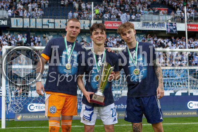 23.05.2026, GER, Fussball, Herren, Niederrheinpokal Finale, Saison 2025/2026, SC St. Tönis - MSV Duisburg | Maximilian Braune (MSV Duisburg), Jan-Simon Symalla (MSV Duisburg) und Niklas Jessen (MSV Duisburg) mit dem Niederrheinpokal