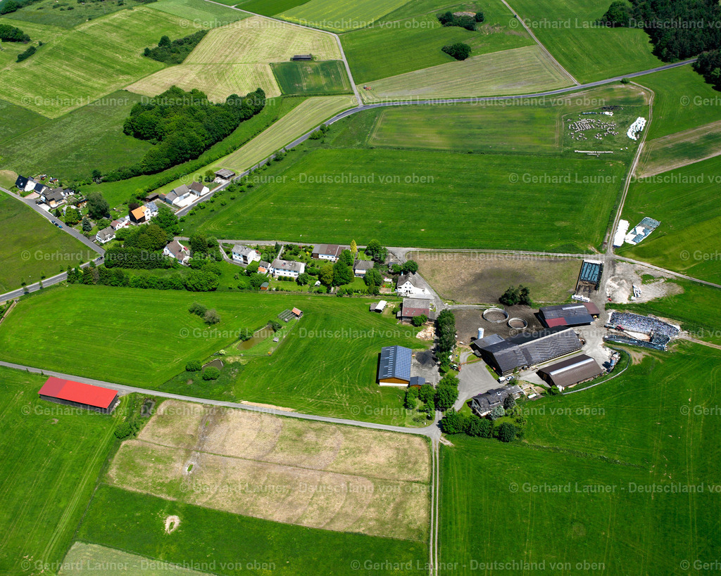 2614152 | HEIMERTSHAUSEN 09.06.2006 Landwirtschaftliche Nutzflächen und Feldgrenzen  umsäumen das Siedlungsgebiet des Dorfes in Heimertshausen im Bundesland Hessen, Deutschland // Agricultural land and field boundaries surround the settlement area of the village  in Heimertshausen in the state Hesse, Germany Foto: Gerhard Launer