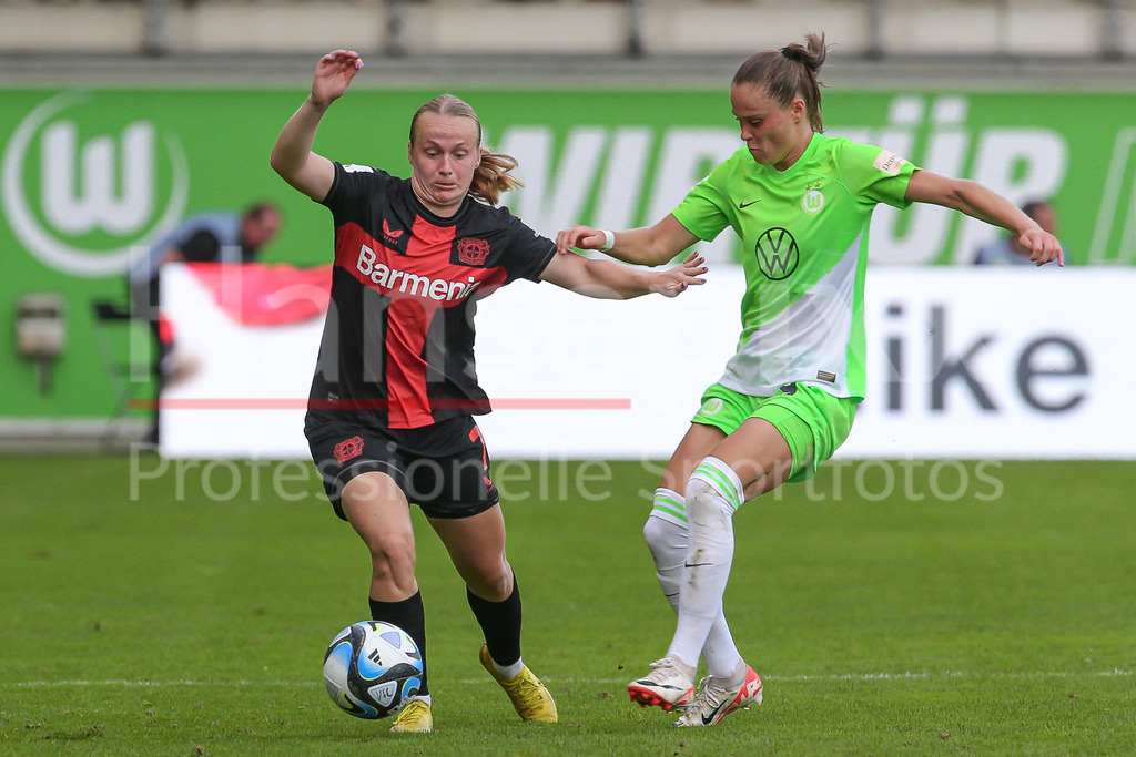 Fussball, Google Pixel Frauen-Bundesliga, VfL Wolfsburg - Bayer 04 Leverkusen | v.li.: Cecilie Johansen (Bayer 04 Leverkusen, 7) und Ewa Pajor (VfL Wolfsburg, 9) im Zweikampf, Duell, Dynamik, Aktion, Action, Spielszene, DIE DFB-RICHTLINIEN UNTERSAGEN JEGLICHE NUTZUNG VON FOTOS ALS SEQUENZBILDER UND/ODER VIDEOÄHNLICHE FOTOSTRECKEN. DFB REGULATIONS PROHIBIT ANY USE OF PHOTOGRAPHS AS IMAGE SEQUENCES AND/OR QUASI-VIDEO.