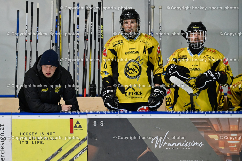 ESC Steindorf vs. MET PHOTOVOLTAIK HORNETS SPITTAL | Sportlicher Leiter EC Hornets Spittal Martin Bodner, #8 Komar Luca EC Hornets Spittal, ESC Steindorf vs. MET PHOTOVOLTAIK HORNETS SPITTAL, ESC Steindorf vs. MET PHOTOVOLTAIK HORNETS SPITTAL am 26.10.2024 in Steindorf (Ossiachersee Halle), Austria, (Photo by Bernd Stefan)