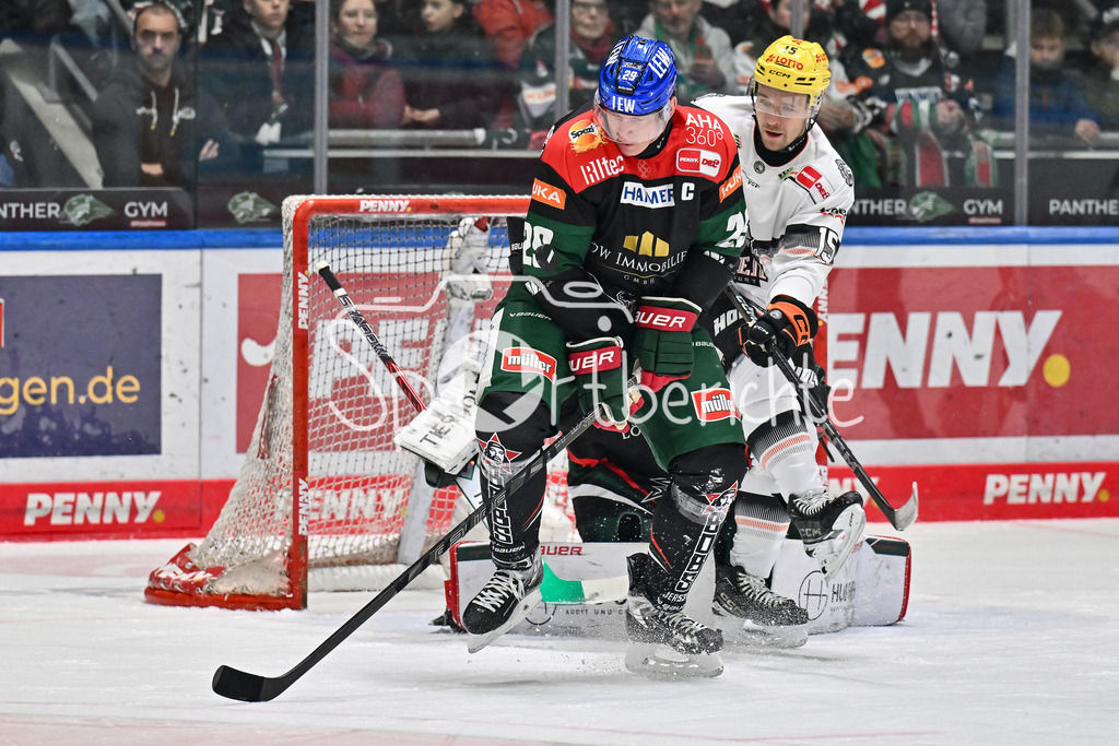 Augsburger Panther - Löwen Frankfurt  | in dieser Szenen blockt Denis REUL (Augsburger Panther #29) einen SChuss / DEL: Augsburger Panther - Loewen Frankfurt, Curt Frenzel Stadion am 12.01.2025