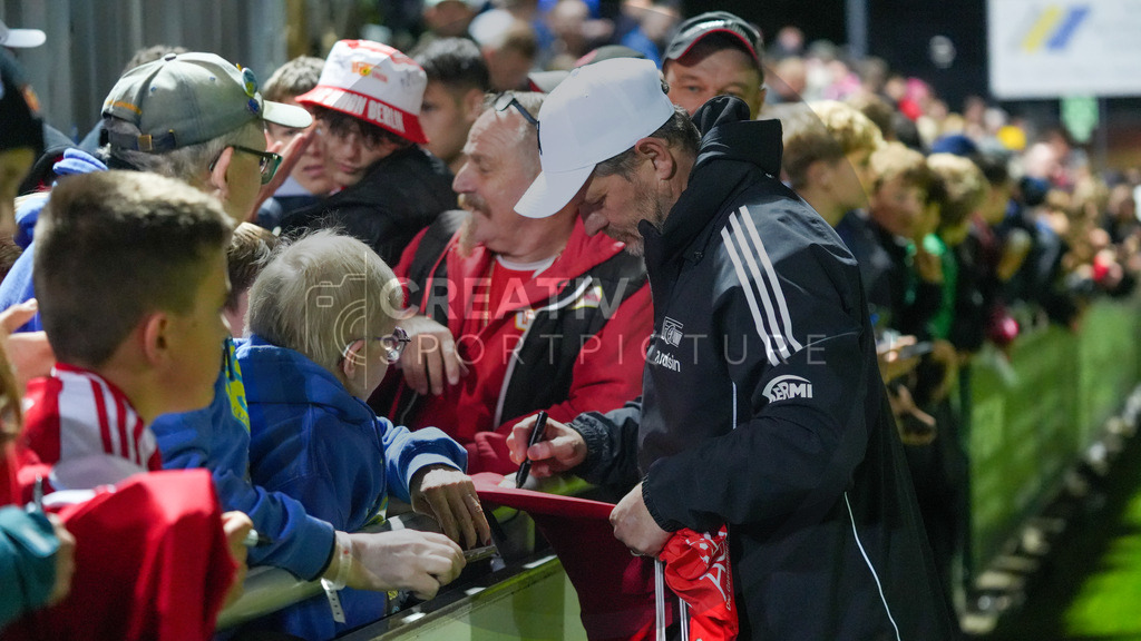 Fußball, Herren, Saison 2025/2026, Testspiel, Freundschaftsspiel, FSV 63 Luckenwalde vs. 1.FC Union Berlin, Mittwoch 08.10.2025, Werner-Seelenbinder-Stadion Luckenwalde, | Fußball, Herren, Saison 2025/2026, Testspiel, Freundschaftsspiel, FSV 63 Luckenwalde vs. 1.FC Union Berlin, Mittwoch 08.10.2025, Werner-Seelenbinder-Stadion Luckenwalde, Im Bild: Steffen Baumgart (r. Trainer Union) schreibt Autogramme nach Spielende. - Realisiert mit Pictrs.com