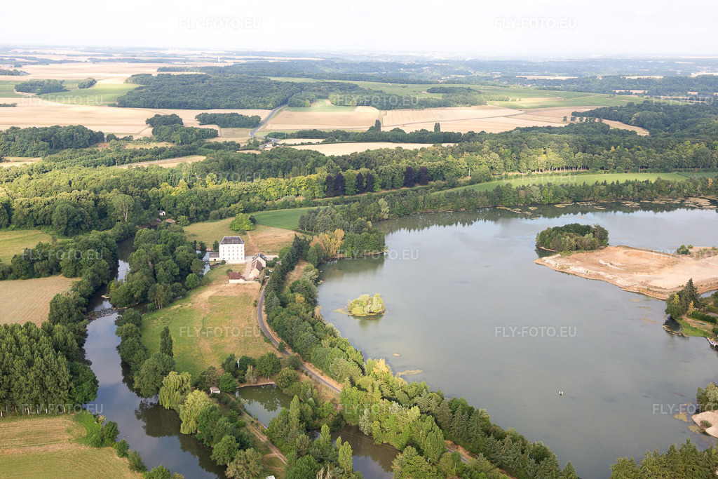 Vue aérienne: Vue de la ville à Naveil dans le département Loir et Cher, France. Photo: IMG_101111.jpg prise le 24/06/2017 par Werner Riehm/FLY-FOTO.eu – Résolution de l'original: 5472 x 3648 px