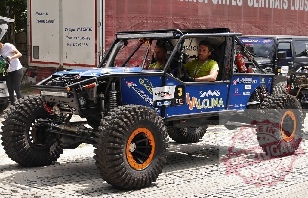 Pilots driving buggy during off-road competition in Portugal | Two pilots driving a buggy during an off-road competition in Campo Valongo, Portugal - Realisiert mit Pictrs.com