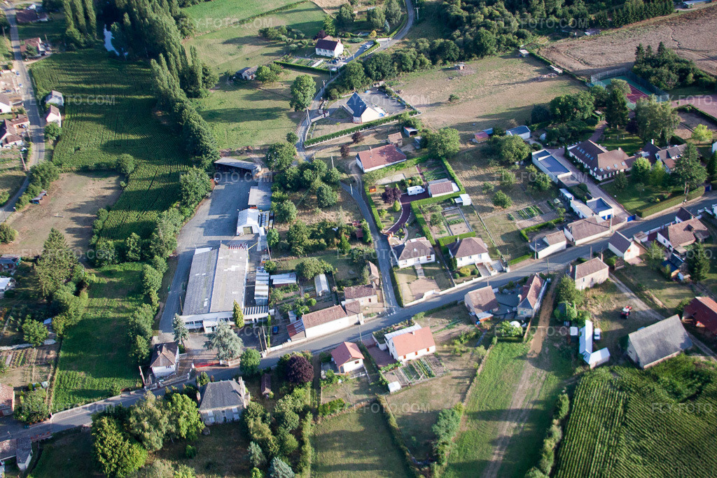 Aerial view: View of the town in Semur-en-Vallon in the state Sarthe, France. – Photo: IMG_19923.jpg taken on 07/28/2009 by Werner Riehm/FLY-FOTO.com – Resolution of the original: 4752 x 3168 px