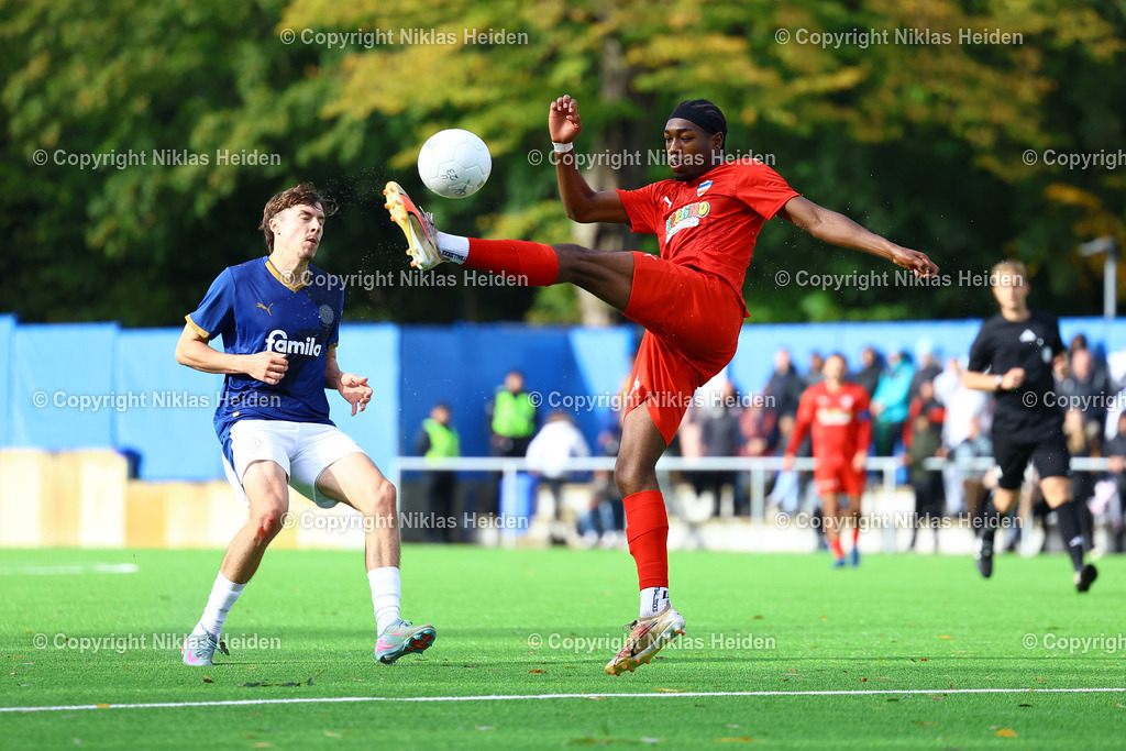 NH_HolsteinKielU23_InterTürksporKiel_FlensOberliga_05102025 | #9 Louis Köster (Holstein Kiel U23), #17 Denzel Osamudiamwen Imasün (Inter Türkspor Kiel)Fußball I Herren I Flens Oberliga I Saison 2025-2026  I 11. Spieltag I Holstein Kiel U23 - Inter Türkspor Kiel I 05.10.2025 I Citti-Fußball-Park