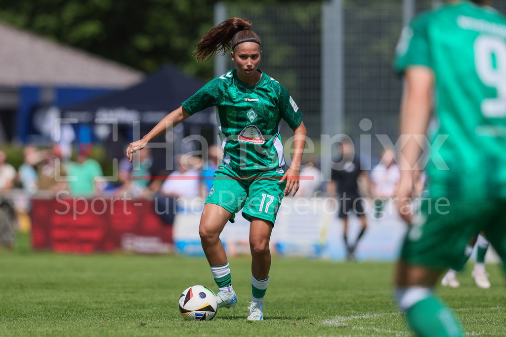 Fussball, Testspiel Frauen, Borussia Mönchengladbach - SV Werder Bremen | v.li.: Amira Dahl (SV Werder Bremen, 17) am Ball, Einzelbild, Ganzkörper, Aktion, Action, Spielszene