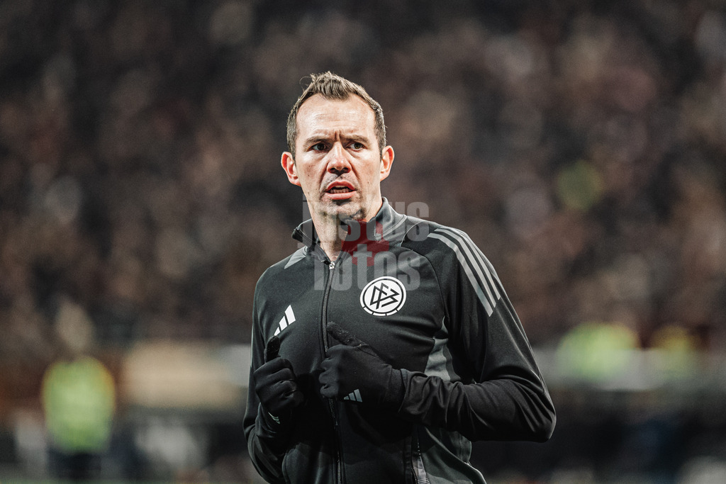 Fußball | Männer | Saison 2024/2025  | Fußball-Bundesliga | 26. Spieltag | FC St. Pauli vs. TSG Hoffenheim | 14.03.2025 | Schiedsrichter Assistent Mitja Stegemann macht sich warm