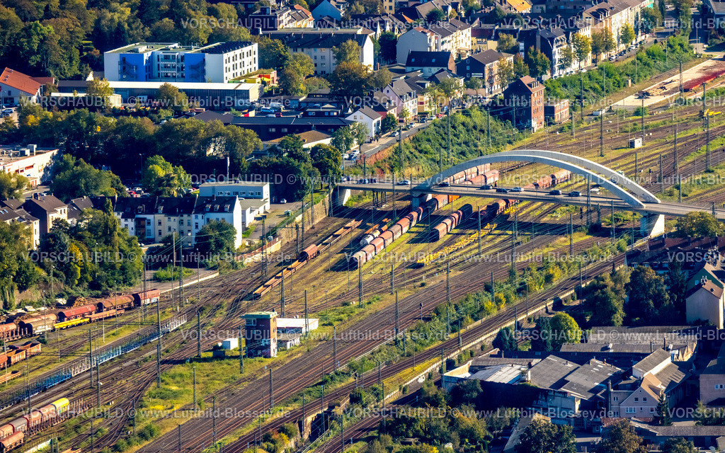Hagen241005622 | Luftbild, Güterzüge und Brücke Fuhrparkstraße über Bahnanlage am Hauptbahnhof, Boele, Hagen, Ruhrgebiet, Nordrhein-Westfalen, Deutschland