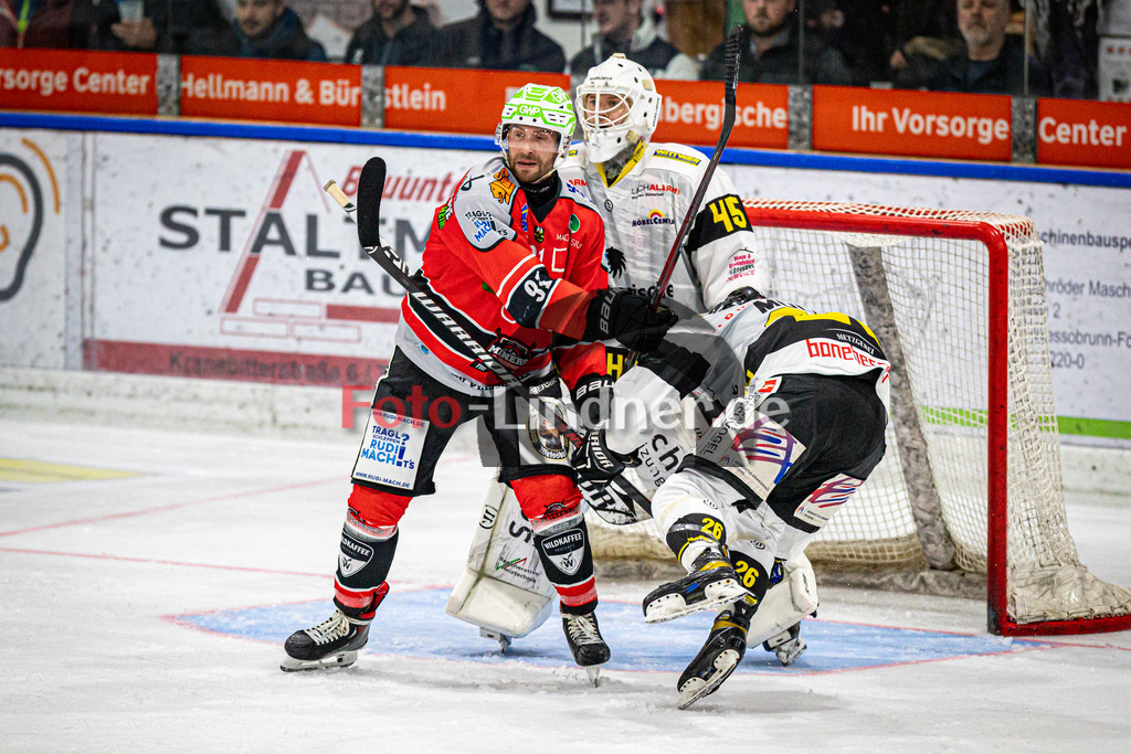 TSV Peißenberg MINERS gegen EA Schongau | Eishockey Bayernliga Herren Vorrunde 2024/25, TSV Peißenberg MINERS gegen EA Schongau, 20241031,Kampf vor dem Tor der MAMMUTS,2024-10-31 in Peißenberg (Eisstadion Peißenberg)Dominik EBENTHEUER (MINERS 91), Jan MÜLLER (MAMMUTS 26), Ben FRIEDRICH MITJA (MAMMUTS 45)Copyright: WolfgangxLindner foto-lindner.de