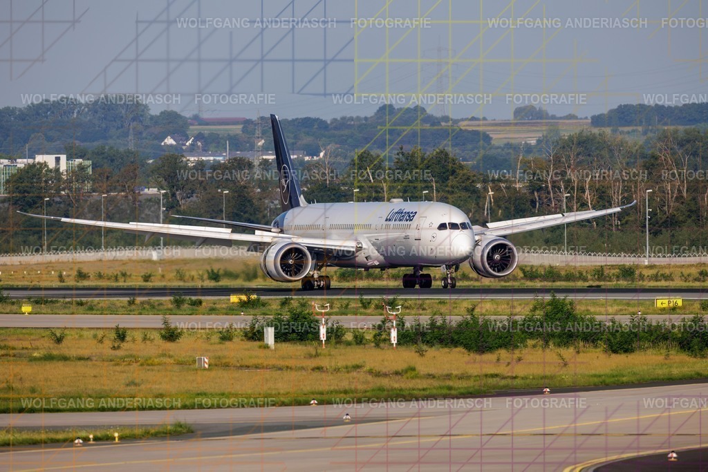 2025810-081057_FRA_07L_R3C_0795 | Am Flughafen Frankfurt am Main treffen Dynamik und Präzision aufeinander: Startende und landende Flugzeuge verschiedenster Airlines, festgehalten in Farbe und Schwarz-Weiß. Von kraftvollen Silhouetten bis zur majestätischen Erscheinung der Königin der Lüfte – zeitlose Momente moderner Luftfahrt. - Realisiert mit Pictrs.com
