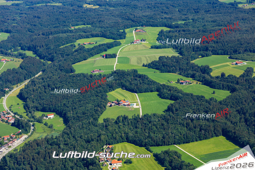 Aktuelles Luftbild von  Traunstein - Die Luftaufnahme wurde 2022 mittels UL-Flugzeug erstellt ( keine Drohne ) - hochauflösende Kamera-Systeme von  Canon -Beste Qualität - Für grossformatige Ausdrucke geeignet. Die Geschenkidee !