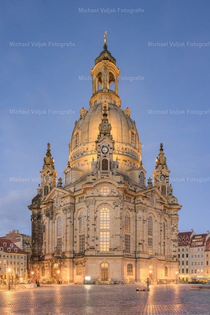 Frauenkirche Dresden am Abend | Blick vom Neumarkt auf die beleuchtete Frauenkirche in Dresden am Abend. Ein einsamer Musiker steht auf dem Marktplatz, spielt Lieder auf seiner Gitarre und hofft auf Zuhörer. - Realisiert mit Pictrs.com