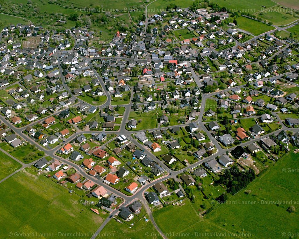 2610315 | HIRZENHAIN 09.06.2006 Ortsansicht der Straßen und Häuser der Wohngebiete in Hirzenhain im Bundesland Hessen, Deutschland // Town View of the streets and houses of the residential areas in Hirzenhain in the state Hesse, Germany Foto: Gerhard Launer