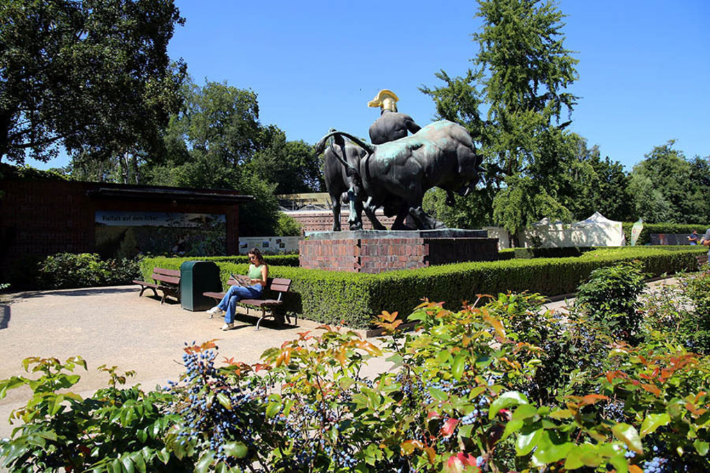 Foto: Leipzig - Zoo | Das Team hinter BILDLEXIKON LEIPZIG bündelt historische wie aktuelle Informationen über die Stadt Leipzig in Text und Bild auf einer Plattform und stellt diese der interessierten Öffentlichkeit zur Verfügung.