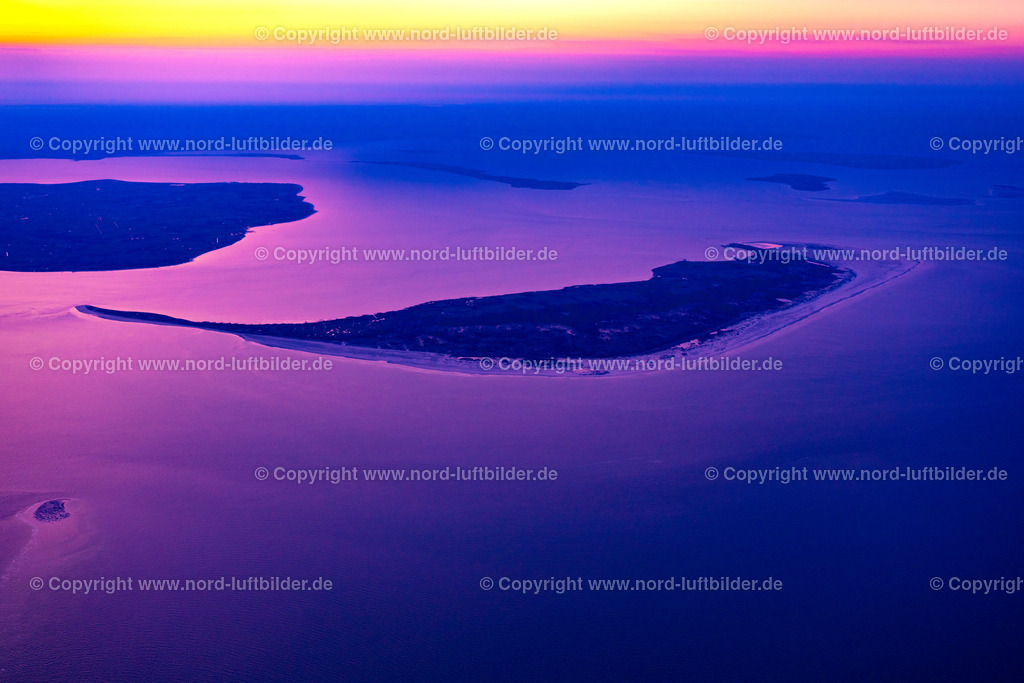 els_amrum_els_1659170421 | AMRUM 17.04.2021 Küstenbereich der nordfriesischen Nordsee-Insel Amrum im Sonnenaufgang im Bundesland Schleswig-Holstein, Deutschland. // Coastal area of a??a??the North Frisian North Sea island Amrum in sunrise in the state Schleswig-Holstein, Germany. Foto: Martin Elsen