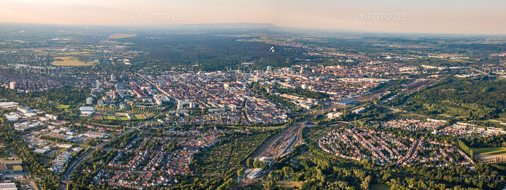 Luftbild: Stadtpanorama beidseits der Bahn von Süden im Ortsteil Weiherfeld-Dammerstock in Karlsruhe im Bundesland Baden-Württemberg in Deutschland. Foto: IMG_57415-Bearbeitet.jpg vom 06.06.2013 durch Werner Riehm/FLY-FOTO.deAuflösung des Originals: 8702 x 3280 px