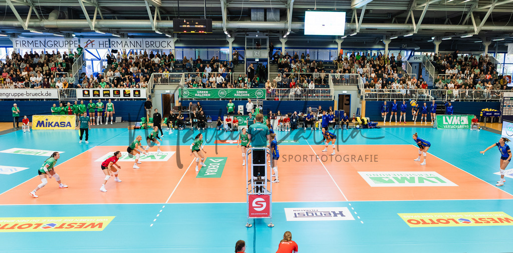 Volleyball, 1. Bundesliga Frauen, Hauptrunde, 1. Spieltag, Saison 2025/2026: USC Münster - SSC Palmberg Schwerin | 1. Bundesliga Frauen, Hauptrunde, 1. Spieltag, Saison 2025/2026, USC Münster empfängt SSC Palmberg Schwerin in der Sporthalle Berg Fidel in Münster. Foto: sportfotografie.ms | Markus Paletta - Realisiert mit Pictrs.com