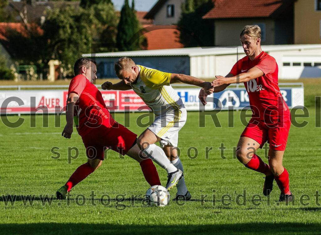 2023-08-18_023_SpVgg_Eichenkofen_gegen_FC_Langenpreising | Erding, Deutschland, 18.08.2023:
Fußball, A-Klasse 2023 / 2024, 3. Spieltag, SpVgg Eichenkofen gegen FC Langenpreising, Endergebnis: 0:2

Manuel Mundigl (SpVgg Eichenkofen, #22), Sascha Dörner (SpVgg Langenpreising, #17), Jesse Tauber (SpVgg Eichenkofen, #6)

Foto: Christian Riedel / fotografie-riedel.net