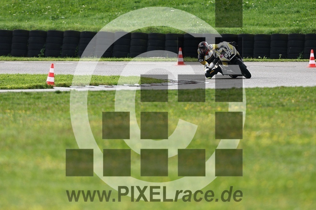 0296-20250927_00697 | Schöne Erinnerungen an spannende Momente - das festzuhalten ist unser Job. PIXELrace.de ist seit 2003 auf den Rennstrecken Europas unterwegs um die Action draußen beim Fahren und die wunderbare Stimmung imm Fahrerlager für euch einzufangen.