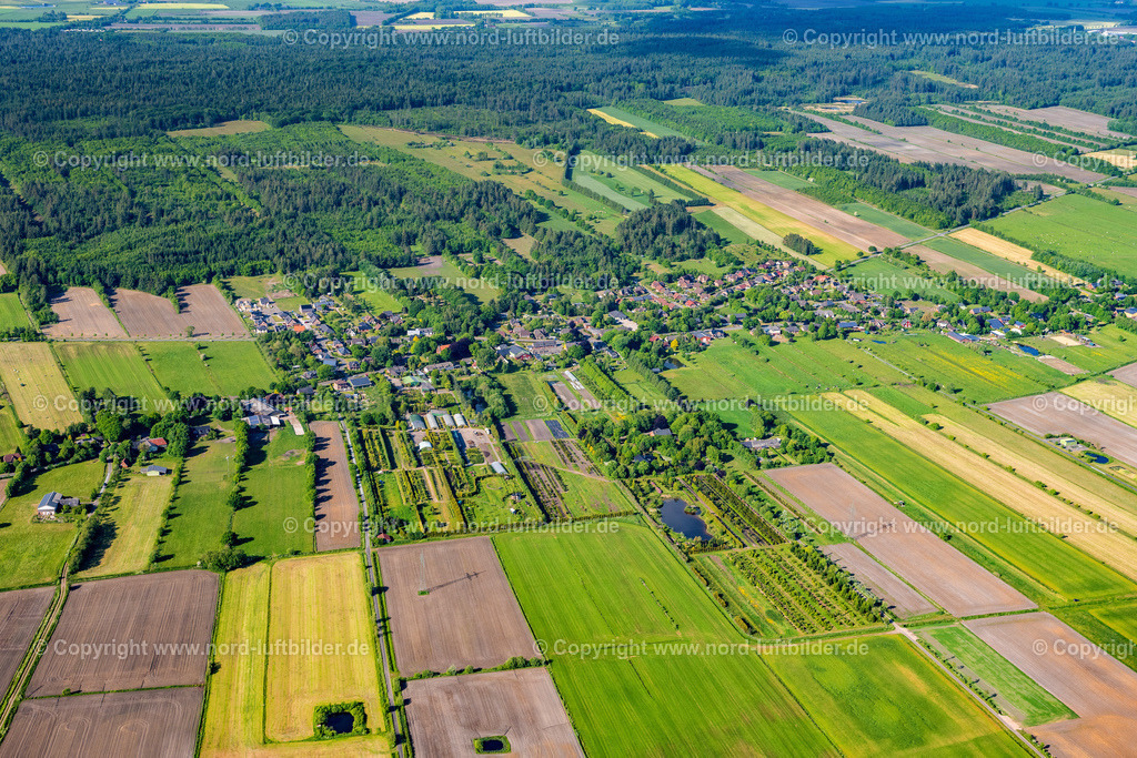 Enge Sande_ELS_0497300523 | ENGE-SANDE 30.05.2023 Landwirtschaftliche Nutzflächen und Feldgrenzen umsäumen das Siedlungsgebiet des Dorfes an der Dorfstraße in Enge-Sande im Bundesland Schleswig-Holstein, Deutschland. // Agricultural land and field boundaries surround the settlement area of the village on street Dorfstrasse in Enge-Sande in the state Schleswig-Holstein, Germany. Foto: Martin Elsen