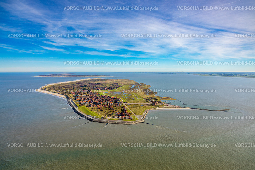 Aurich251105028Baltrum | Luftbild, Gesamtansicht der Ostfriesischen Insel Baltrum, Hafen Baltrum und Hafenmole, Fernsicht und blauer Himmel mit Horizont, Baltrum, Norddeutschland, Ostfriesland, Niedersachsen, Deutschland